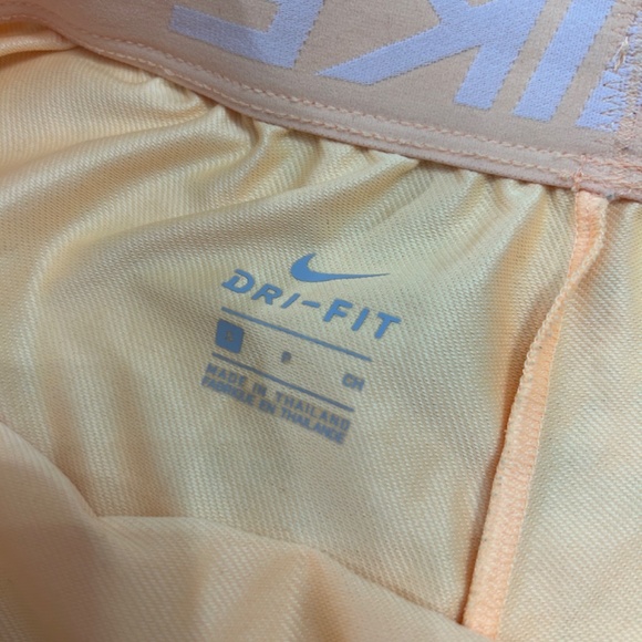 Nike gym shorts - Picture 2 of 2
